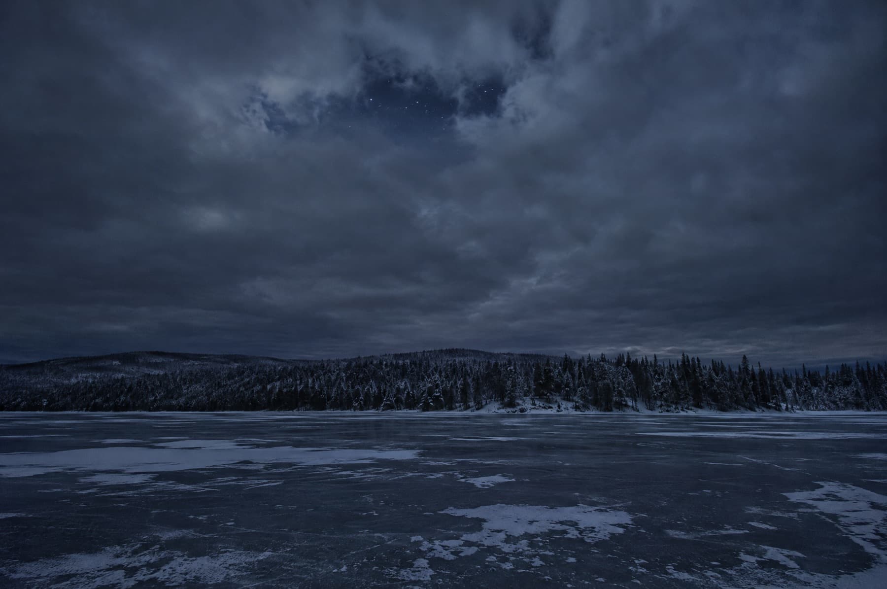 Illustration: a quiet, cloudy night with no aurora
